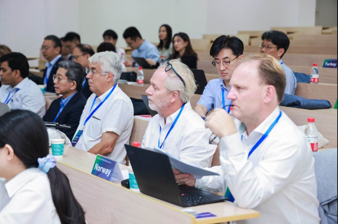 A group of people in a lecture hall Description automatically generated